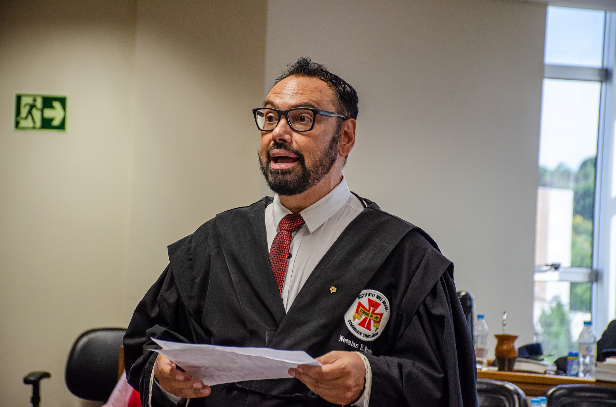 Nemias R. Sanches, de toga, em sustentação oral no Tribunal do Júri