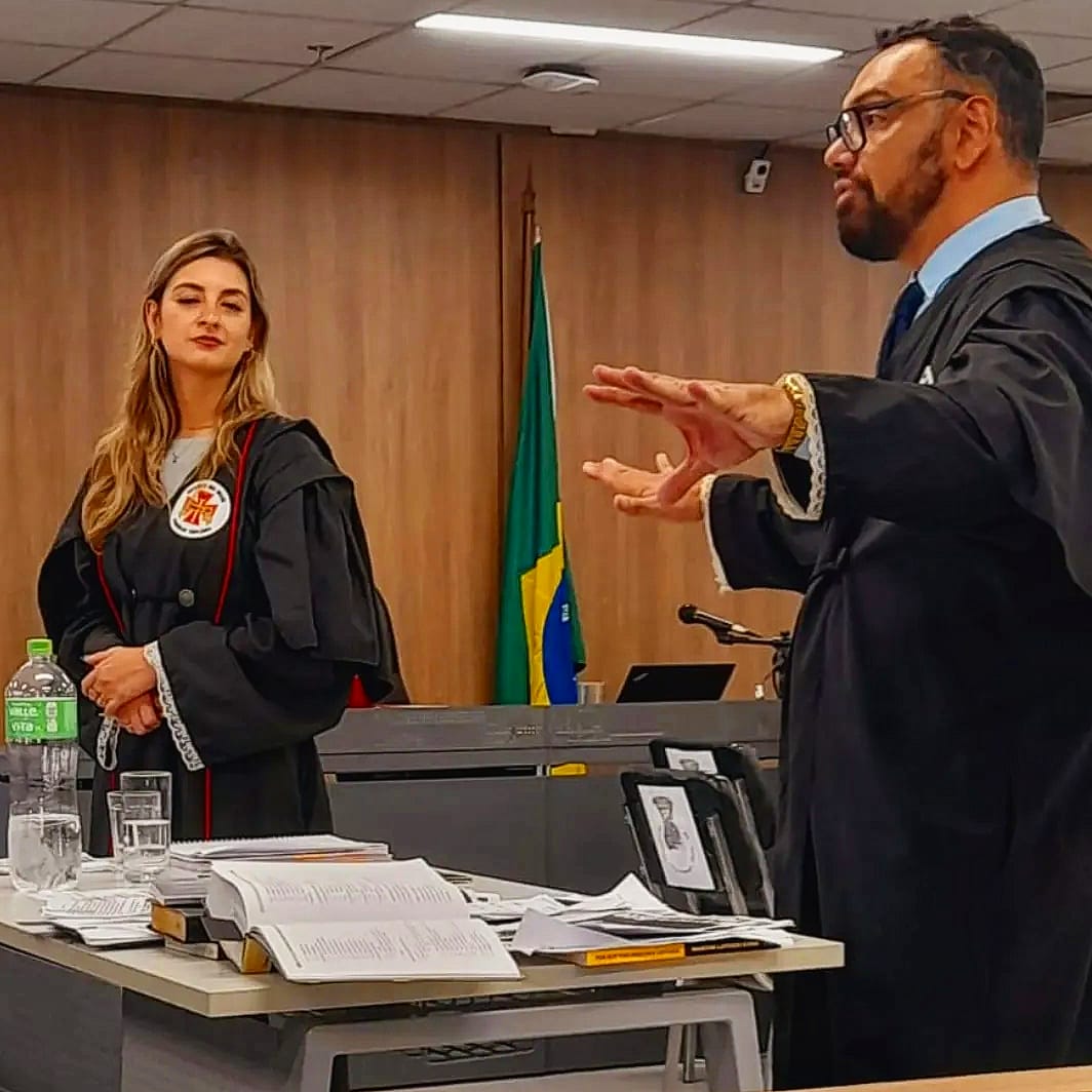 Nemias Sanches em gesto de sustentação oral no Tribunal do Júri
